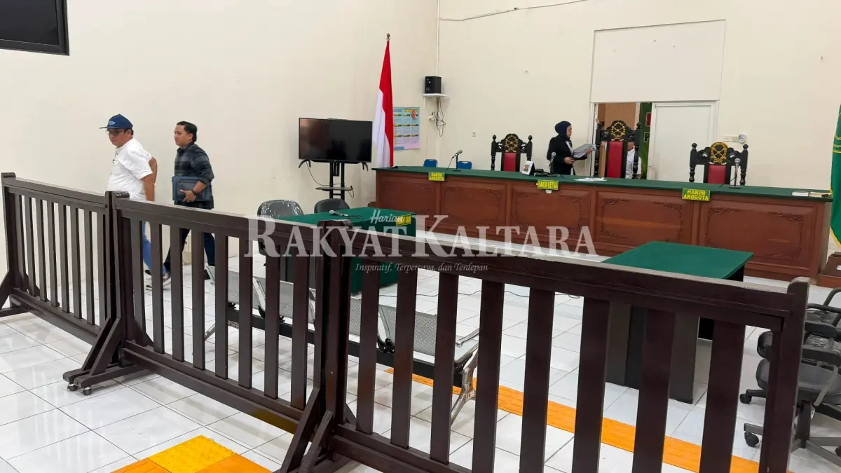 DITOLAK: Pemohon saat selesaikan persidangan pra peradilan, Senin (13/7). (SEPTIAN ASMADI/HRK)