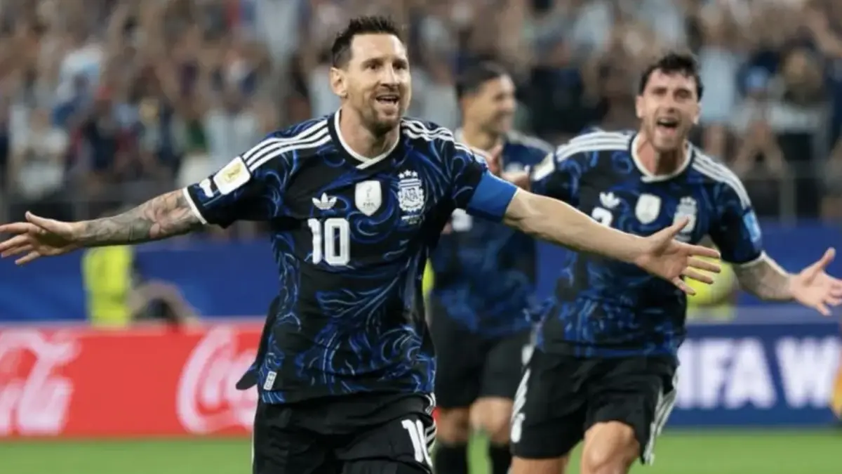 Lionel Messi saat mengenakan jersey biru tua dan berharap FIFA menyetujui penggunaan warna itu saat menghadapi Inggris di semifinal Piala Dunia 2026. (Instagram: @leomessi)