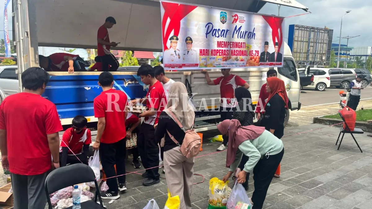 DISERBU WARGA: Disiapkan 200 paket bahan pokok untuk membantu masyarakat memperoleh kebutuhan pangan dengan harga lebih terjangkau. (FAISAL/HRK)