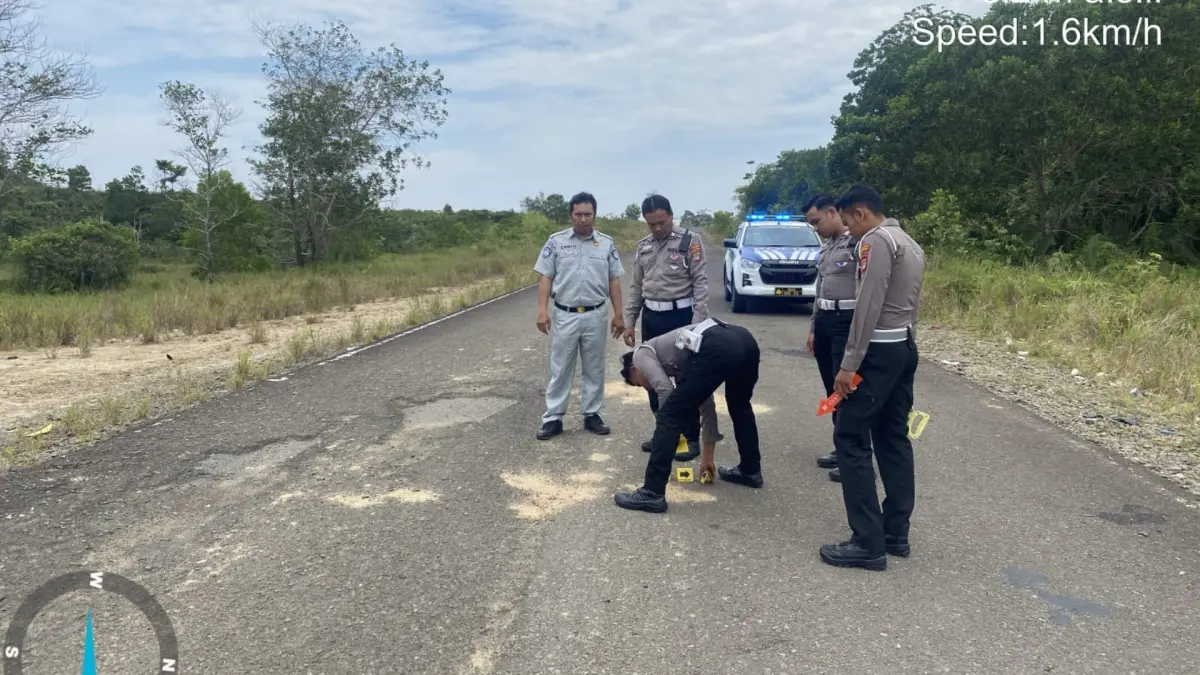 LAKA MAUT: Personel Satlantas Polres Tarakan melanjutkan olah TKP di Kelurahan Juata Laut, Senin (13/7). (POLRES TARAKAN UNTUK HRK)