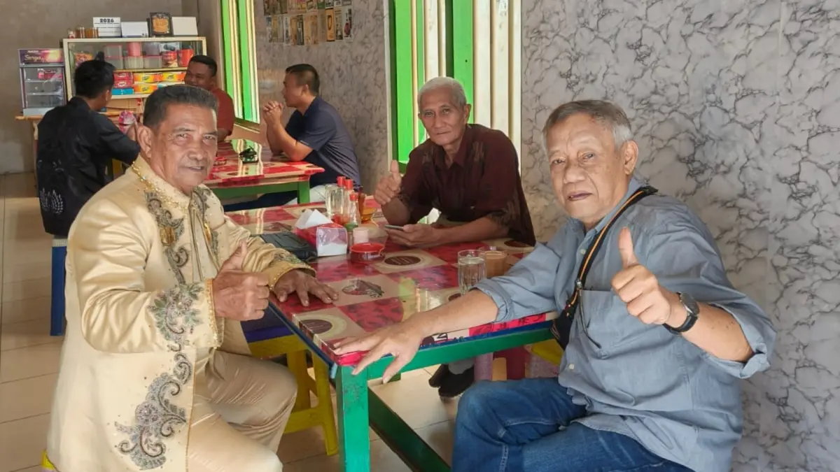 LAMA TAK JUMPA: Penulis bersama sultan Sambaliung di Warung Pojok. Membahas banyak hal.