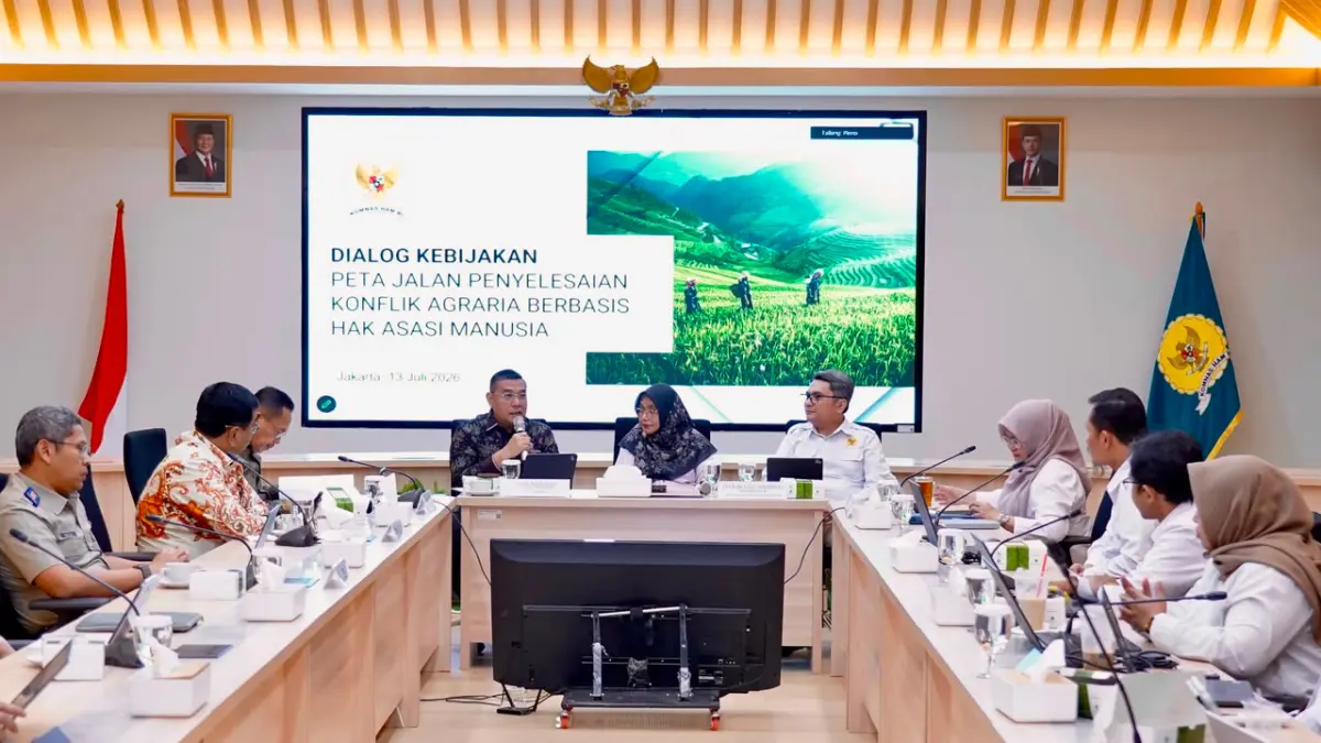 PENGUATAN PENANGANAN KONFLIK: Wamen ATR/Waka BPN, Ossy Dermawan, menerima hasil kajian Peta Jalan Penyelesaian Konflik Agraria Berbasis HAM dari Komnas HAM, sebagai landasan strategis lintas sektor untuk menciptakan solusi komprehensif bagi sengketa pertanahan di Indonesia.