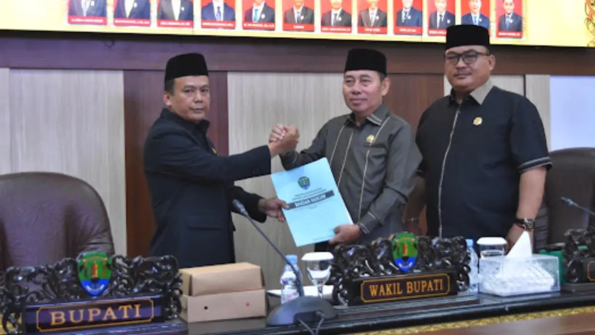 PARIPURNA: Wakil Bupati Bulungan Kilat (kiri) serahkan dokumen jawaban pemerintah atas pemandangan umum fraksi-fraksi DPRD. (DKIP BULUNGAN)