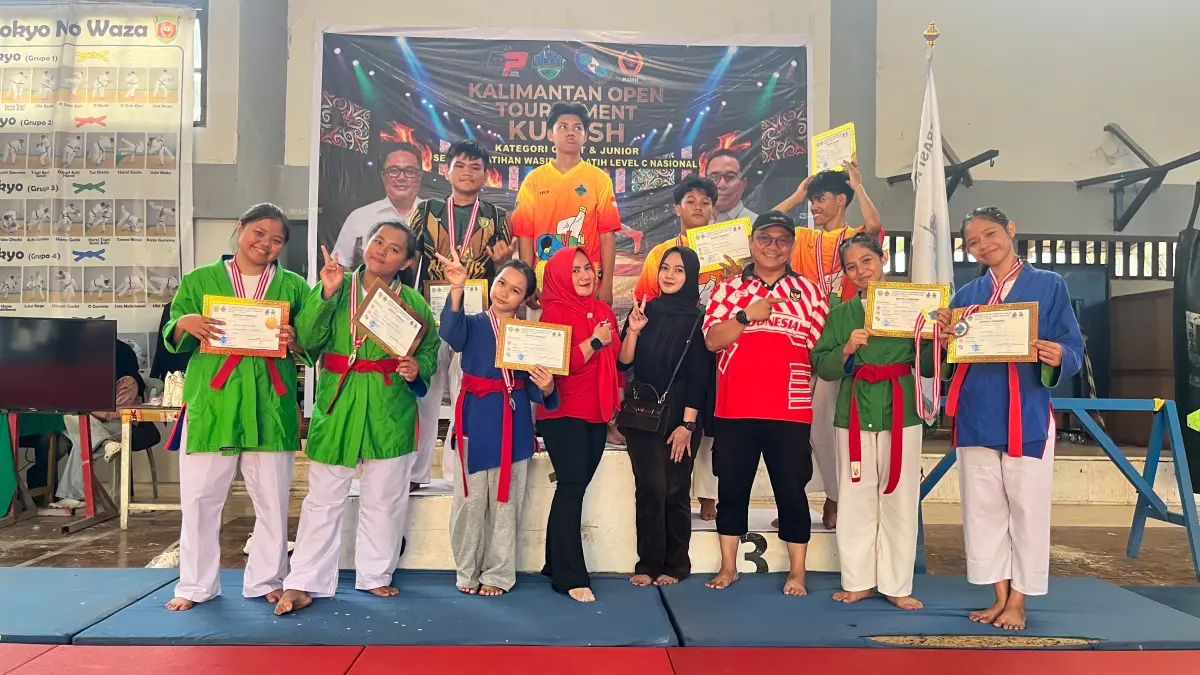 RAIH MEDALI: Para atlet saat memperlihatkan hasil medali yang didapatnya. (ARTA KUSUMA YUNANDA/BP)