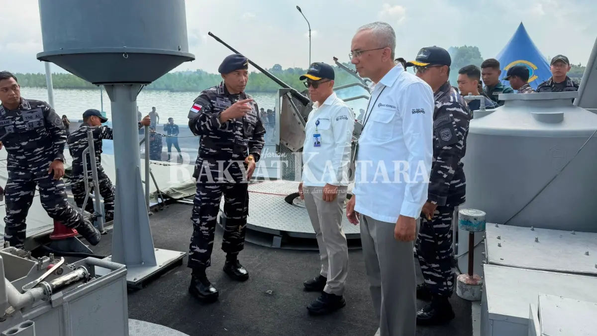 TINJAU PENGANGKUT: Kodaeral XIII Tarakan perlihatkan kondisi kapal pengangkut uang layak edar, Selasa (14/7). (SEPTIAN ASMADI/HRK)