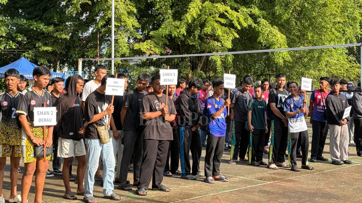 BINA ATLET MUDA: Turnamen bola voli antar SMA/SMK yang digelar UMB di Lapangan Batiwakkal resmi dibuka, Selasa (15/7). (IZZA/BP)
