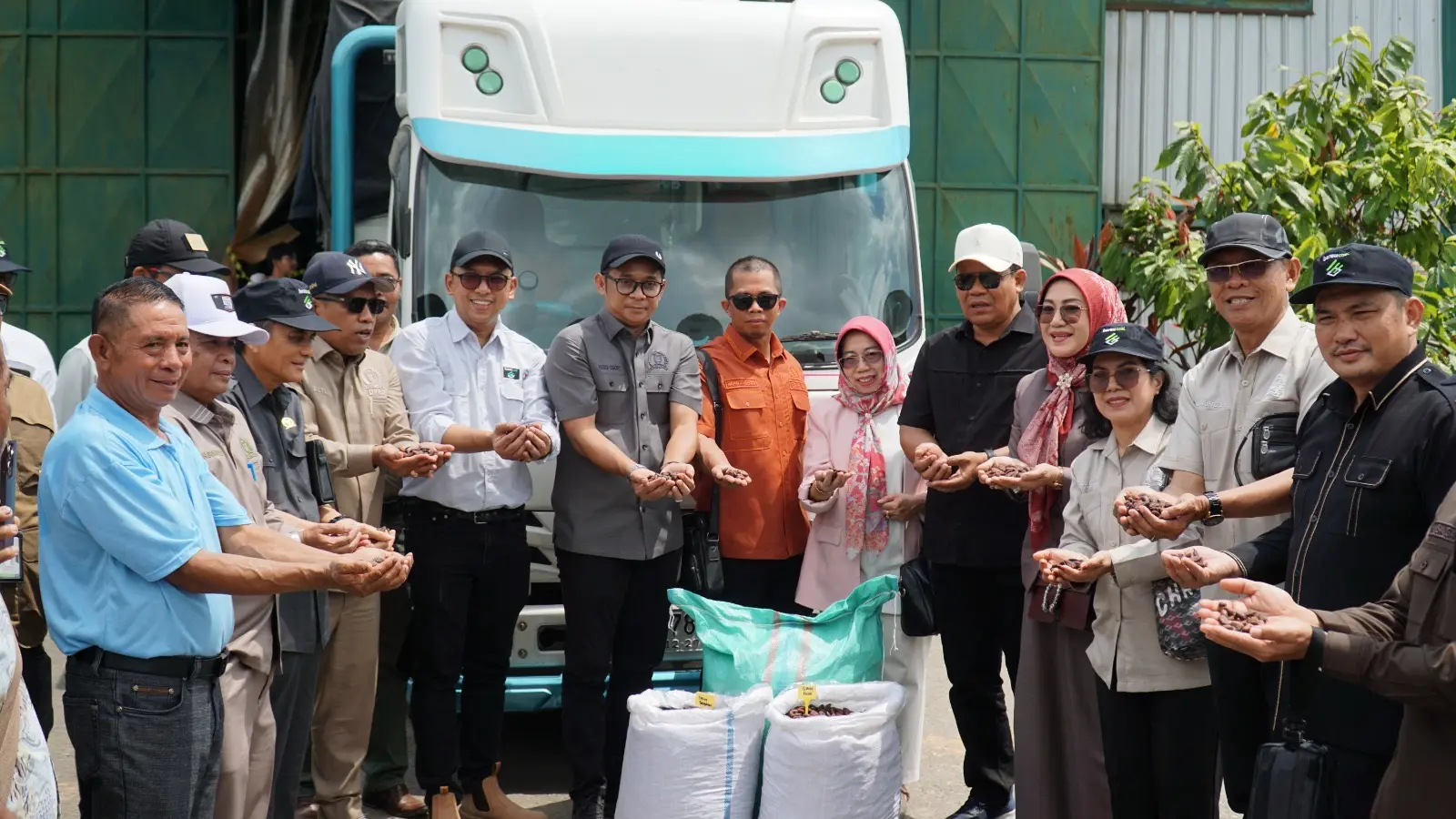 LEPAS BIJI KAKAO: Pelepasan 5 ton biji kakao hasil pengembangan program PPM PT Berau Coal yang disaksikan oleh DPRD Berau. (PT BERAU COAL UNTUK BERAU POST)