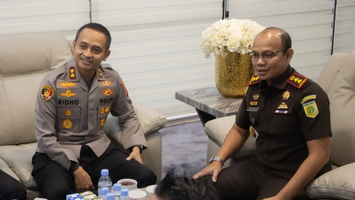 PERKUAT SOLIDARITAS: Suasana pertemuan Kapolres Berau dan Kajari Berau berlangsung hangat dan penuh keakraban, sebagai bentuk komitmen kedua institusi dalam memperkuat hubungan kerja yang selama ini telah terjalin. (SENO/BP)