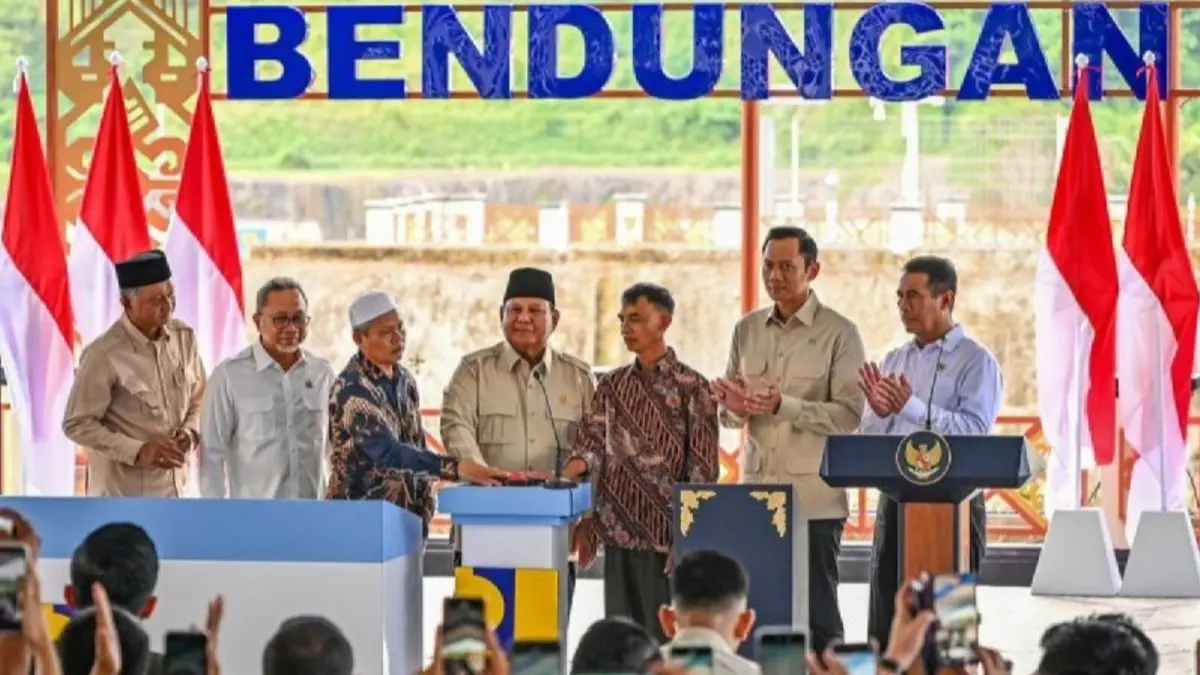 PERAN MULTIFUNGSI: Presiden Prabowo Subianto (tengah) bersama dua orang warga menekan tombol sirine disaksikan Menteri Koordinator Infrastruktur dan Kewilayahan Agus Harimurti Yudhoyono (kedua kanan), Menteri Pertanian Andi Amran Sulaiman (kanan), Menteri Pekerjaan Umum Dody Hanggodo (kiri) dan Menteri Koordinataor Bidang Pangan Zulkifli Hasan (kedua kiri) saat meresmikan Bendungan Meninting di Desa Bukit Tinggi, Kecamatan Gunungsari, Lombok Barat, NTB.&nbsp;