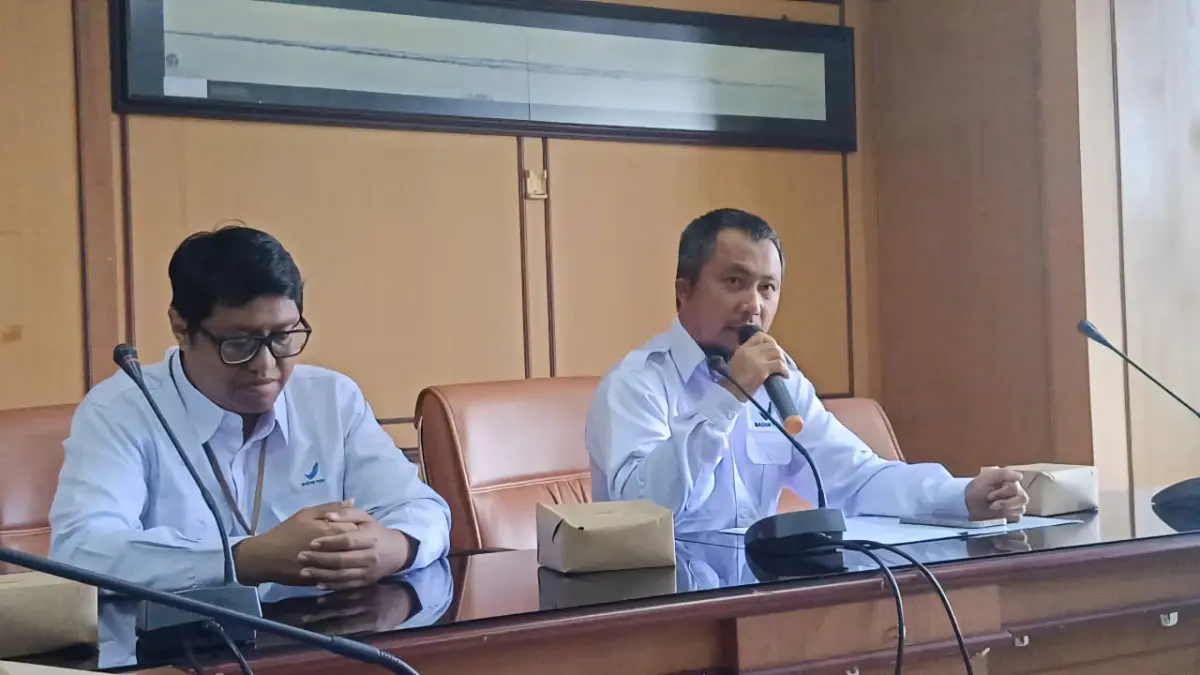 BERI PENJELASAN: Kepala Balai POM di Tarakan Iswadi (kanan) mengingatkan masyarakat agar tak menggunakan kosmetik illegal. (SEPTIAN ASMADI/HRK)
