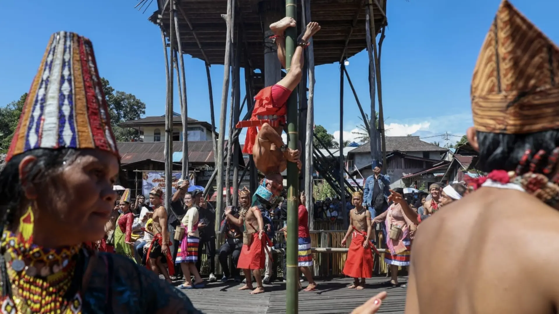 IDENTITAS BUDAYA: Seorang suku Dayak Bidayuh memperagakan atraksi panjat bambu terbalik diiringi tari-tarian. (ANTARA)