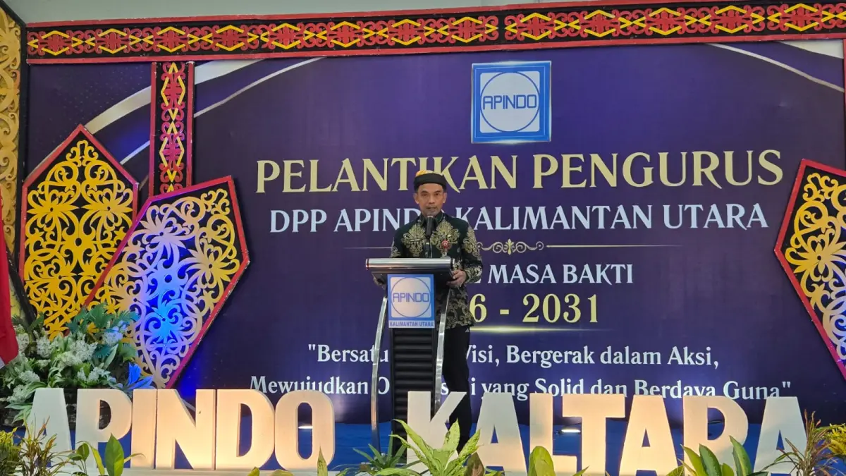 KOLABORASI: Sekprov Kaltara Denny Harianto, menghadiri Pelantikan Pengurus DPP Apindo Kaltara Masa Bakti 2026—2031 di Gedung Graha Angkasa, Terminal Bandara Internasional Juwata Tarakan, Kamis (16/7). (DKISP KALTARA)