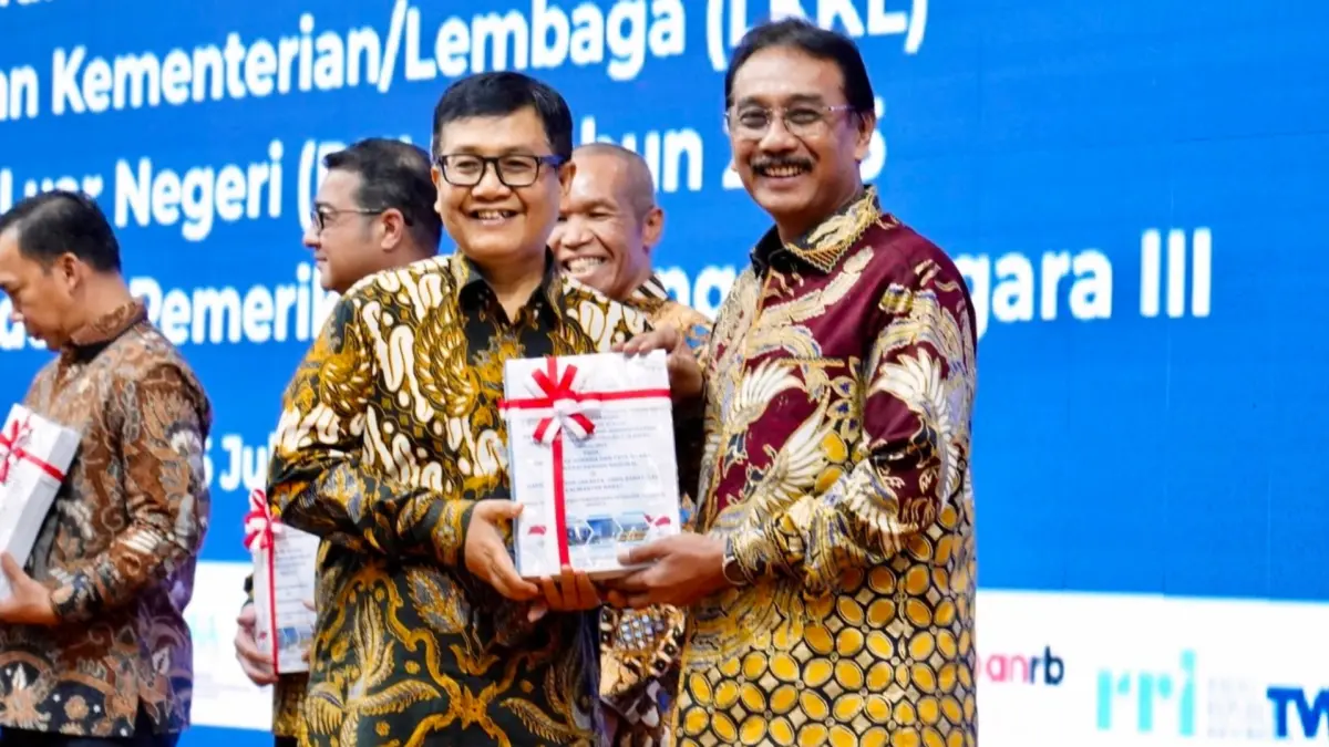 PERTAHANKAN OPINI WTP: Sekjen ATR/BPN, Dalu Agung Darmawan, secara resmi menerima Laporan Hasil Pemeriksaan (LHP) dengan opini Wajar Tanpa Pengecualian (WTP) ke-14 kalinya secara berturut-turut dari BPK RI atas Laporan Keuangan Tahun Anggaran 2025 di Jakarta.