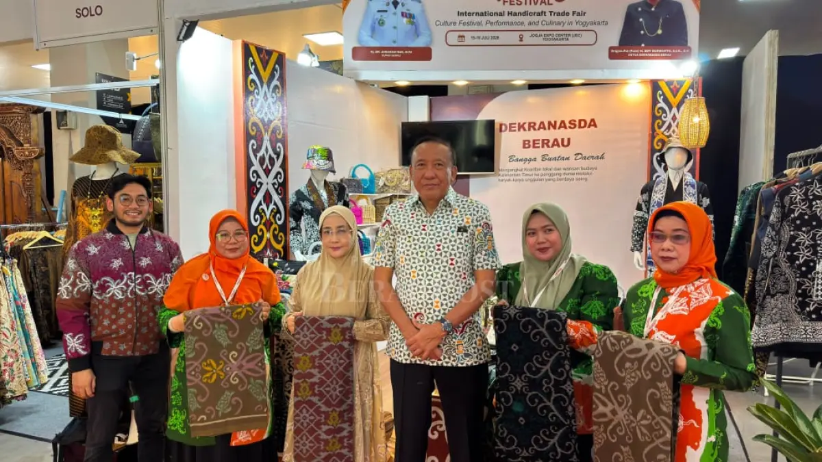 RAGAM MODEL: Produk pakaian dari ragam wastra khas Berau mulai digemari anak-anak muda, kreativitas produsen dalam menciptakan model pakaian menarik perhatian golongan muda. (SENO/BP)