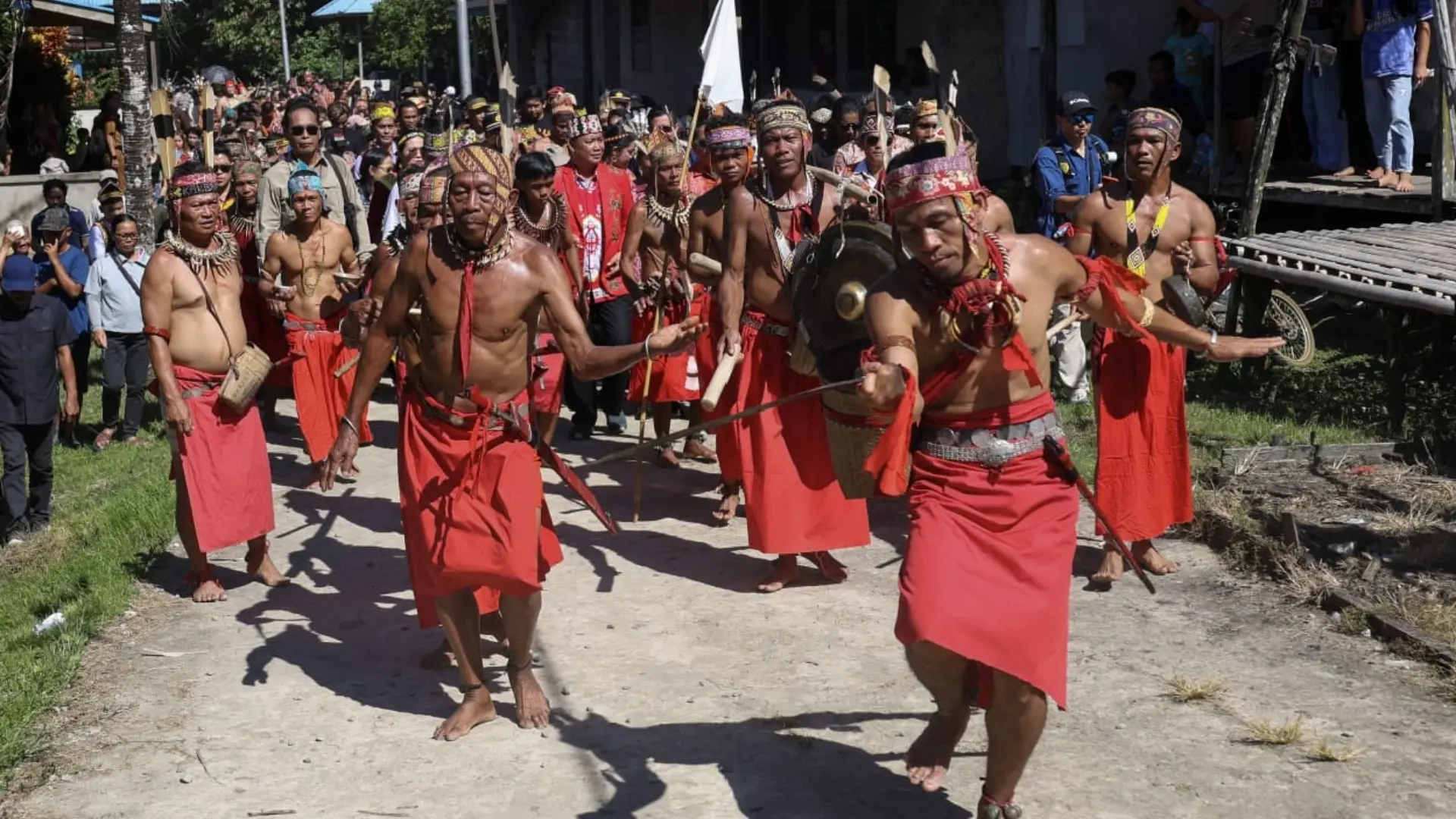 SAKRAL: Sejumlah Suku Dayak Bidayuh memainkan alat musik tradisional pada pada Gawai Nyobeng atau Nibakng saat berjalan menuju Rumah Baluk. (ANTARA)
