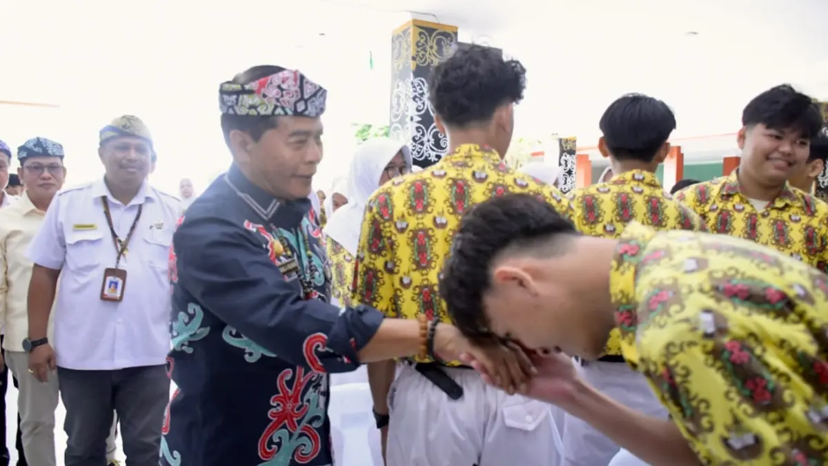 UNGGULAN: Gubernur Kaltara Zainal A. Paliwang, secara resmi melepas calon peserta didik angkatan pertama SMA Unggul Garuda digelar di SMA Negeri 1 Tarakan, Rabu (15/7) lalu. (DKISP KALTARA)