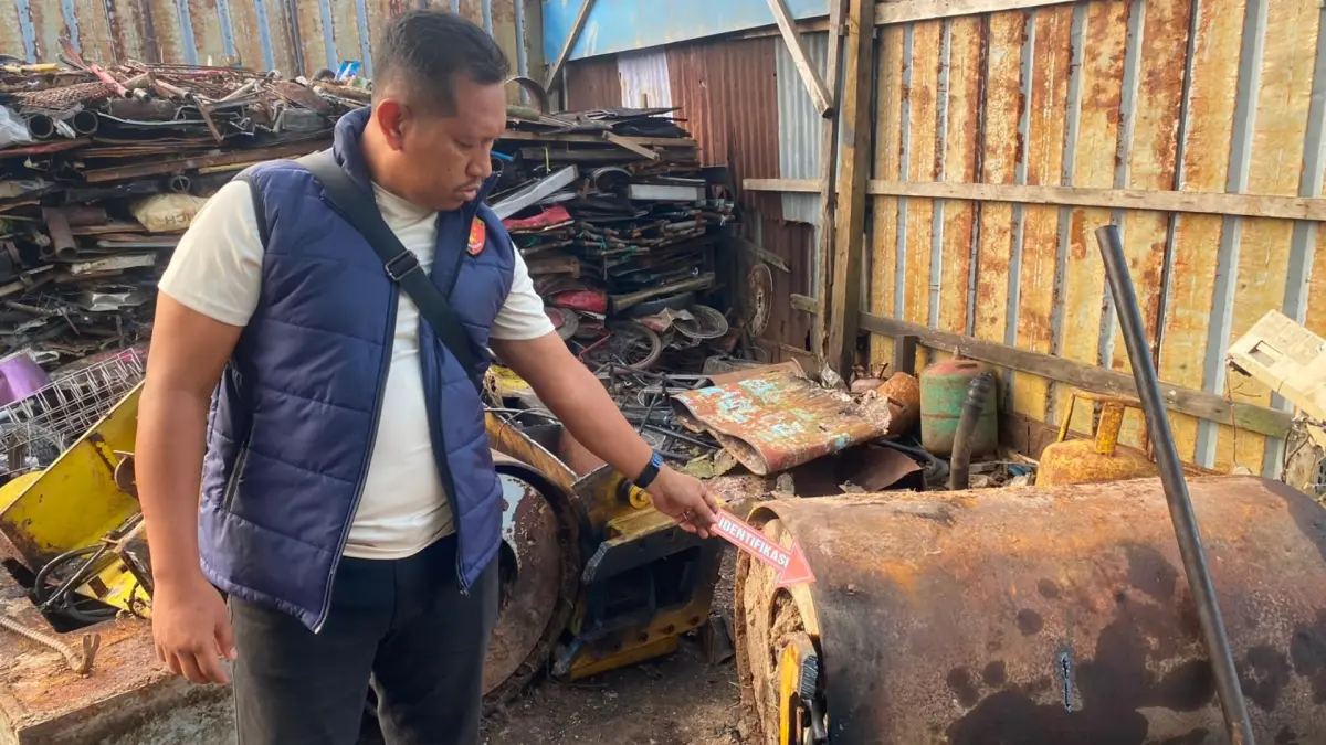 BARANG BUKTI: Polisi melakukan olah TKP di tempat barang bukti yang sudah jadi rongsokan. (POLRES TARAKAN UNTUK HRK)