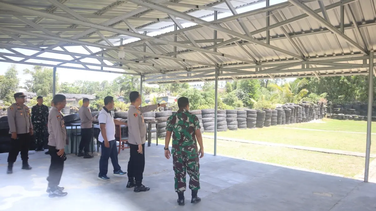 KOORDINASI: Polres Tarakan saat mengunjungi tempat latihan menembak di Markas Yonif 18 Marinir, Jumat (17/7). (SEPTIAN ASMADI/HRK)