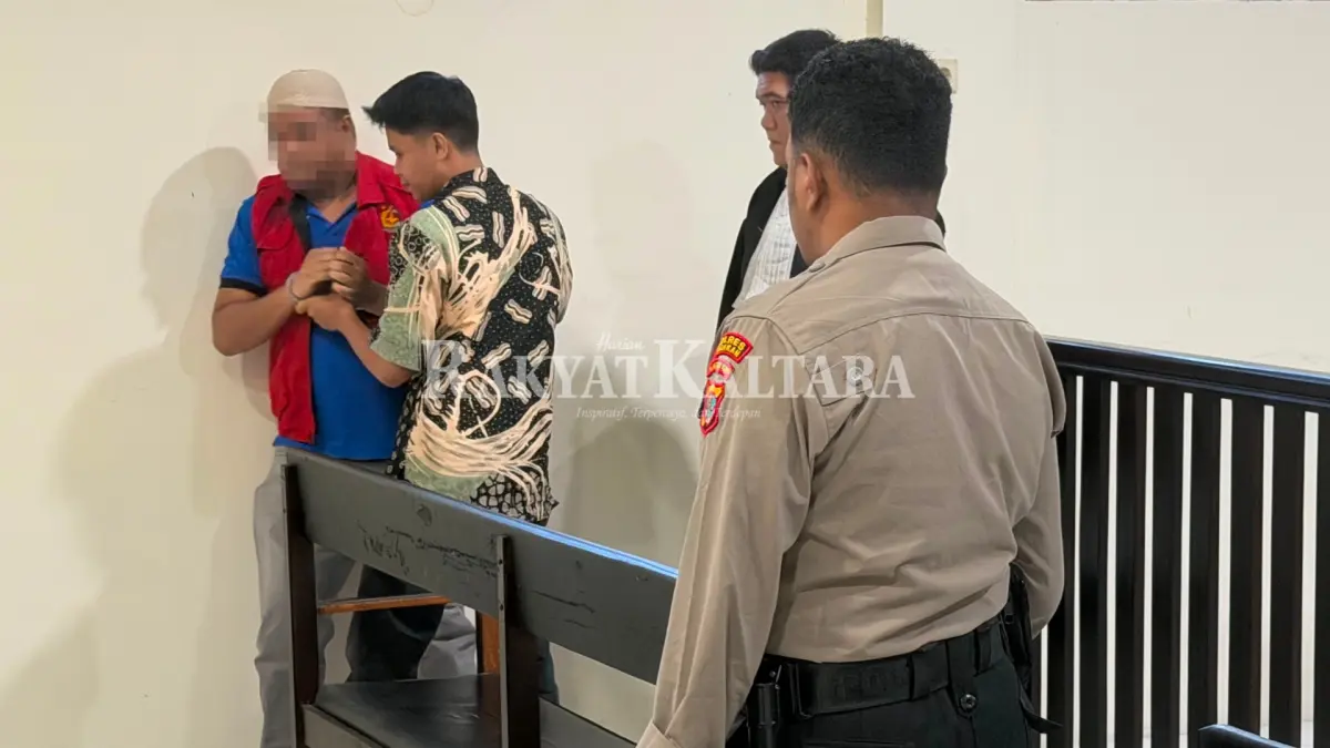 DIVONIS BERSALAH: Terdakwa TPPU usai mendengarkan sidang putusan di PN Tarakan, Jumat (17/7) lalu. (SEPTIAN ASMADI/HRK)
