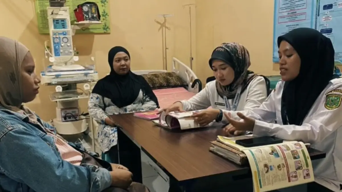 PELATIHAN: Bidang SDK Dinkes Berau saat melaksanakan Pelatihan ANC, Persalinan, Nifas, dan SHK bagi bidan untuk meningkatkan kompetensi tenaga kesehatan. (DINKES BERAU UNTUK BP)