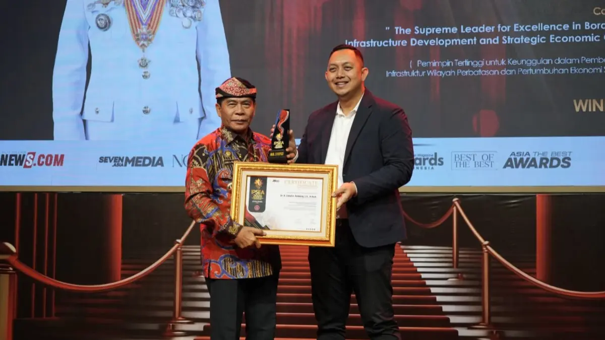 PENGHARGAAN: Gubernur Kaltara, Zainal A. Paliwang, menerima dua penghargaan sekaligus dalam ajang IPSEA 2026 di Platinum Hotel Jimbaran Beach Bali, Jumat (17/7) malam. (DKISP KALTARA)