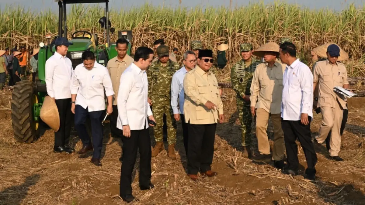 DORONG SWASEMBADA: Menteri ATR/Kepala BPN, Nusron Wahid, mendampingi Presiden Prabowo Subianto dalam Panen Raya TNI di Malang, menegaskan komitmen kementerian dalam menyediakan kepastian hukum atas tanah dan perlindungan lahan produktif sebagai pilar utama ketahanan pangan nasional.