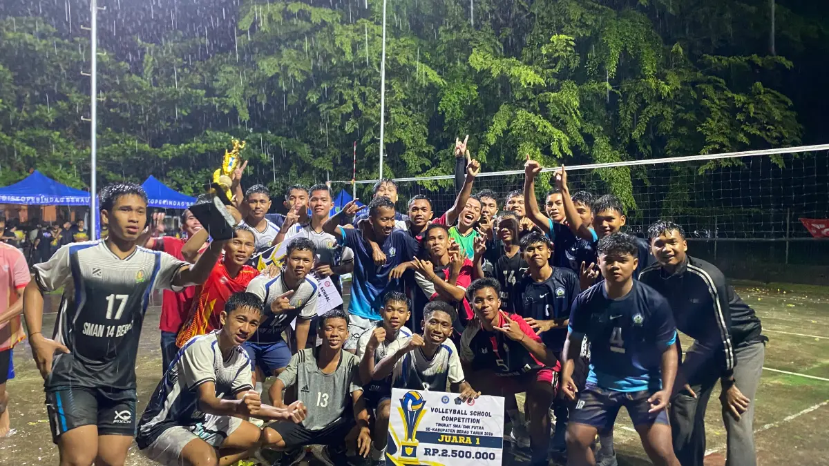 NAIK PODIUM: Para pemenang dan panitia foto bersama usai pagelaran Volleyball School Competition 2026. (ARTA KUSUMA YUNANDA/BP)