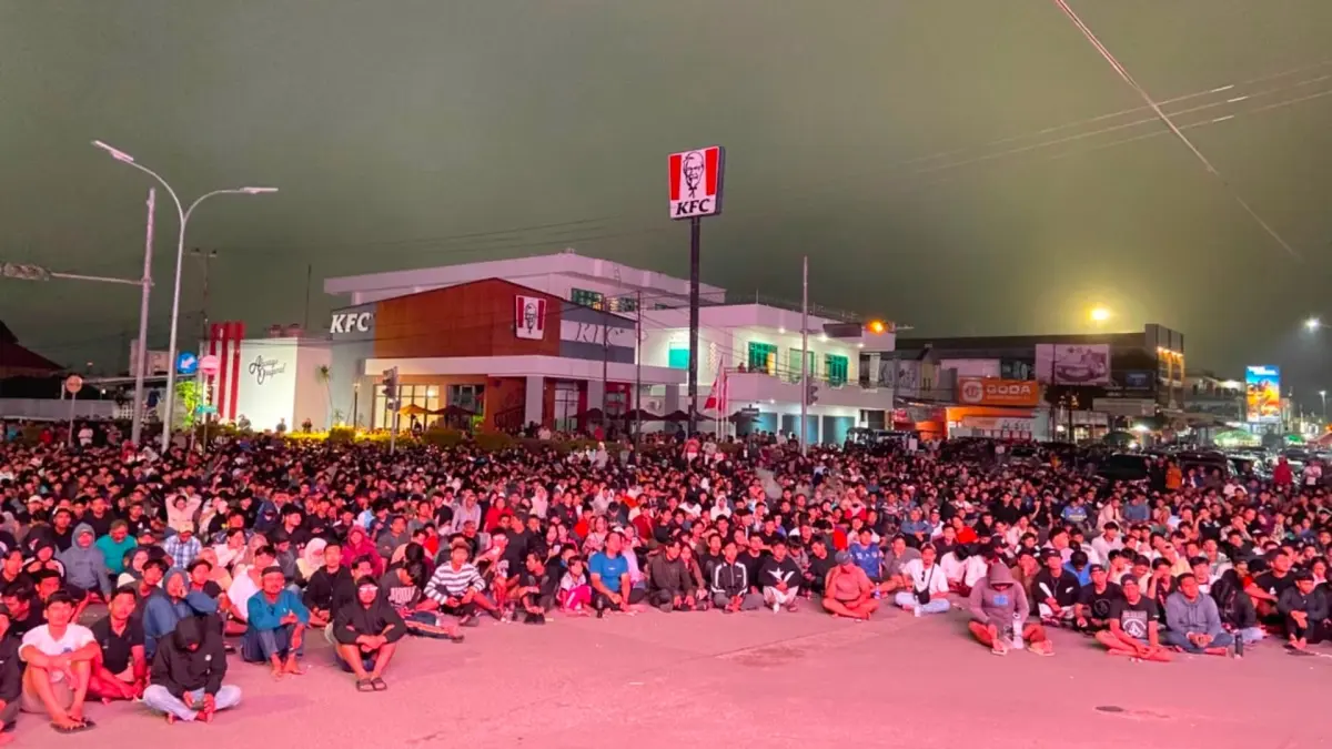 PELAYANAN PUBLIK: Ribuan warga hingga Wakil Bupati Berau Gamalis saat nonton bareng final Piala Dunia 2026 di Simpang 4 KFC, Tanjung Redeb, Senin (20/7) dini hari. (IZZA/BP)