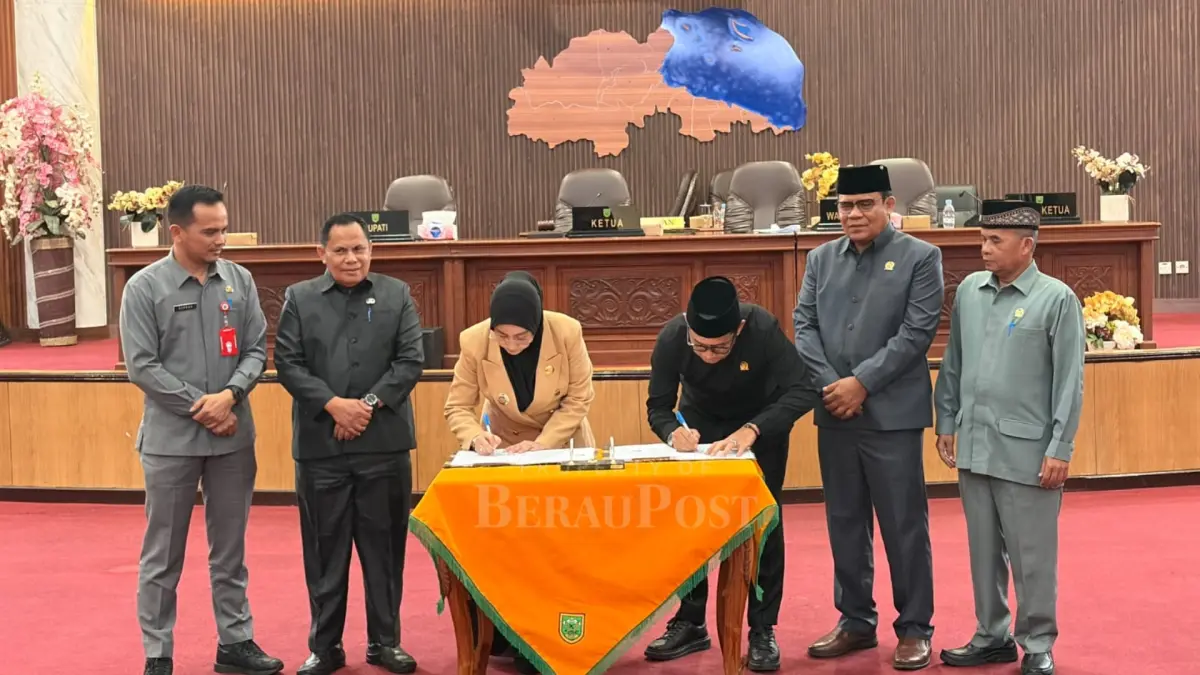 PERTANGGUNGJAWABAN: Bupati Berau Sri Juniarsih bersama Ketua DPRD Berau Dedy Okto Nooryanto, menandatangani persetujuan Raperda Pertanggungjawaban APBD 2025, Senin (20/7). (IZZA/BP)