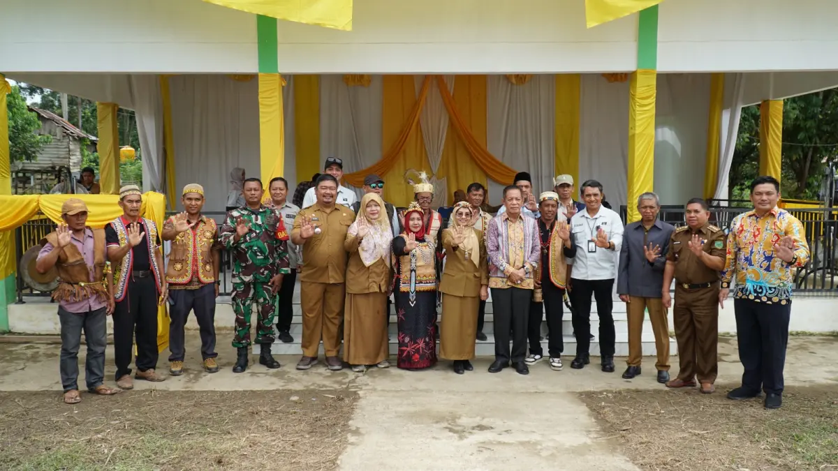 NEPPA PADE: Asisten III Setkab Berau Maulidiyah, foto bersama dengan Anggota DPRD Kaltim Makmur HAPK, Anggota DPRD Berau Gideon Andris, jajaran pemerintah daerah dan kampung, serta aparat TNI-Polri dan perwakilan manajemen PT Berau Coal. (ARTA KUSUMA YUNANDA/BP)