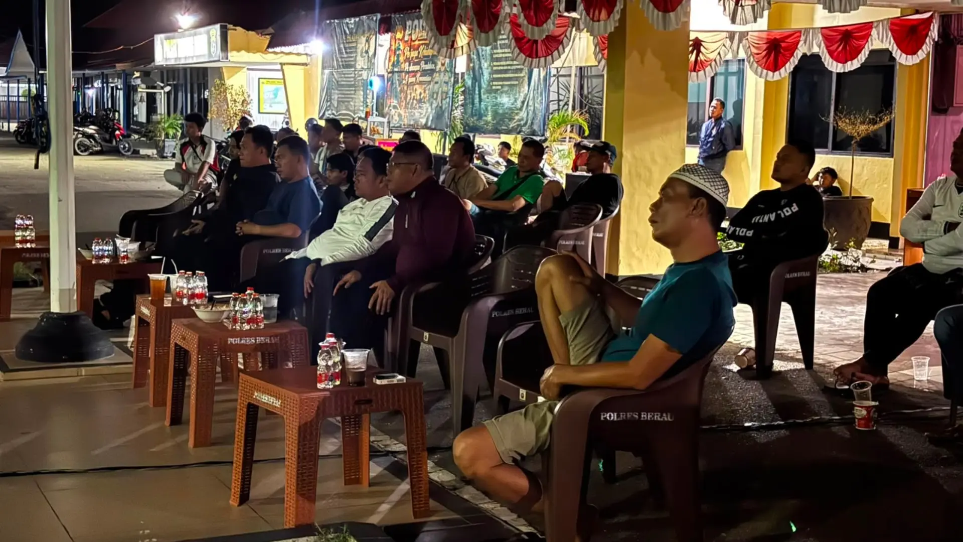 AKRAB: Masyarakat juga menyaksikan perhelatan final Piala Dunia 2026 di Mapolsek Tanjung Redeb, dengan berbagai hidangan yang disiapkan pihak kepolisian. (SENO/BP)