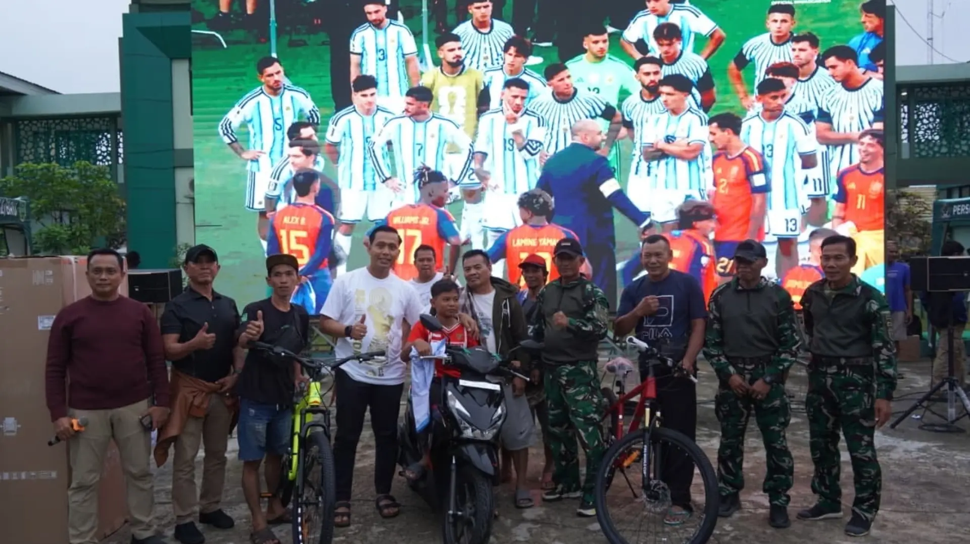 DOORPRIZE: Pelaksanaan nobar Piala Dunia 2026 di Makodim Berau dipadati masyarakat hingga matahari terbit. (SENO/BP)