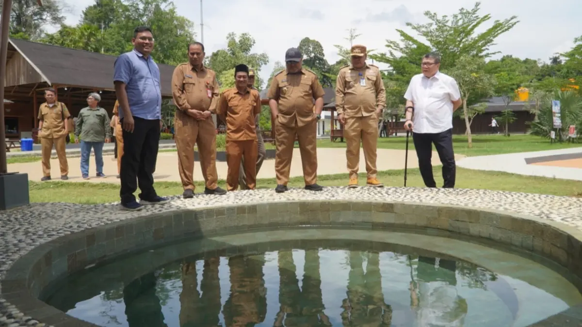 KUNJUNGAN: Utusan Khusus Presiden Seychelles, Nico Barito, bersama Wakil Bupati Berau Gamalis, saat mengunjungi objek wisata Air Panas Asin Pemapak di Biatan, Berau. (PROKOPIM SETKAB BERAU UNTUK BERAUPOST)