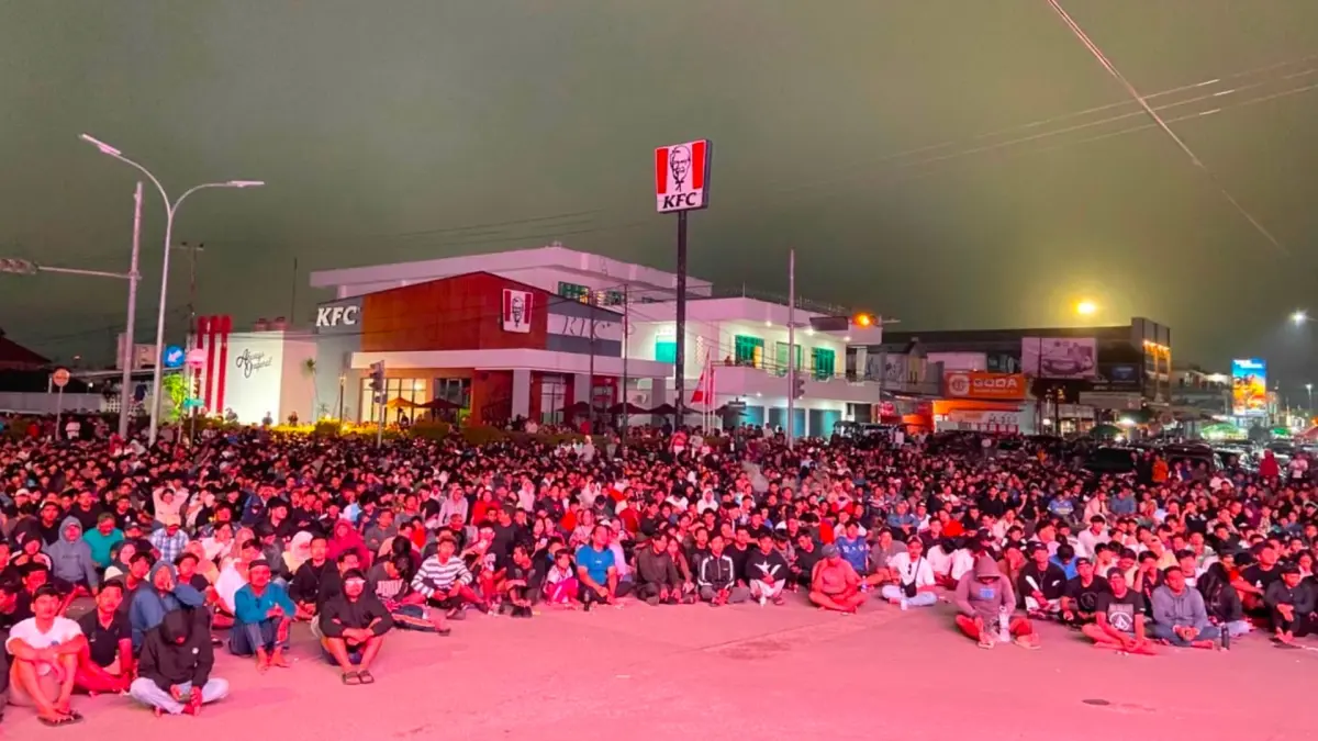 MERIAH: Ribuan masyarakat tumpah ruah di simpang empat Jalan Pemuda, nobar menggunakan vidiotron milik Pemkab Berau. (SENO/BP)