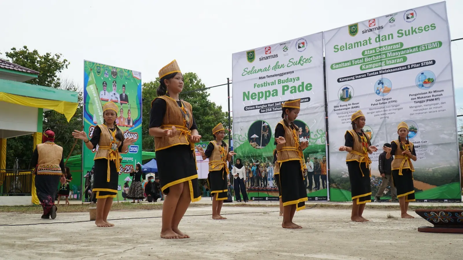 SEMARAK: Tarian tradisional turut memeriahkan festival Neppa Pade dalam acara HUT ke-258 Kampung Inaran, kemarin (21/7). (ARTA KUSUMA YUNANDA/BP)