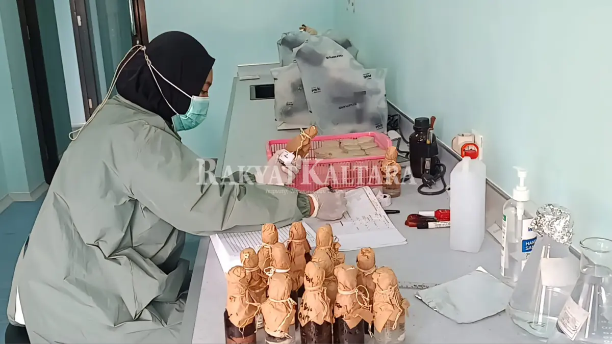 UJI AIR: Petugas Labkesda Tarakan melakukan uji pemeriksaan mutu air minum dilakukan secara berkala. (SEPTIAN ASMADI/HRK)