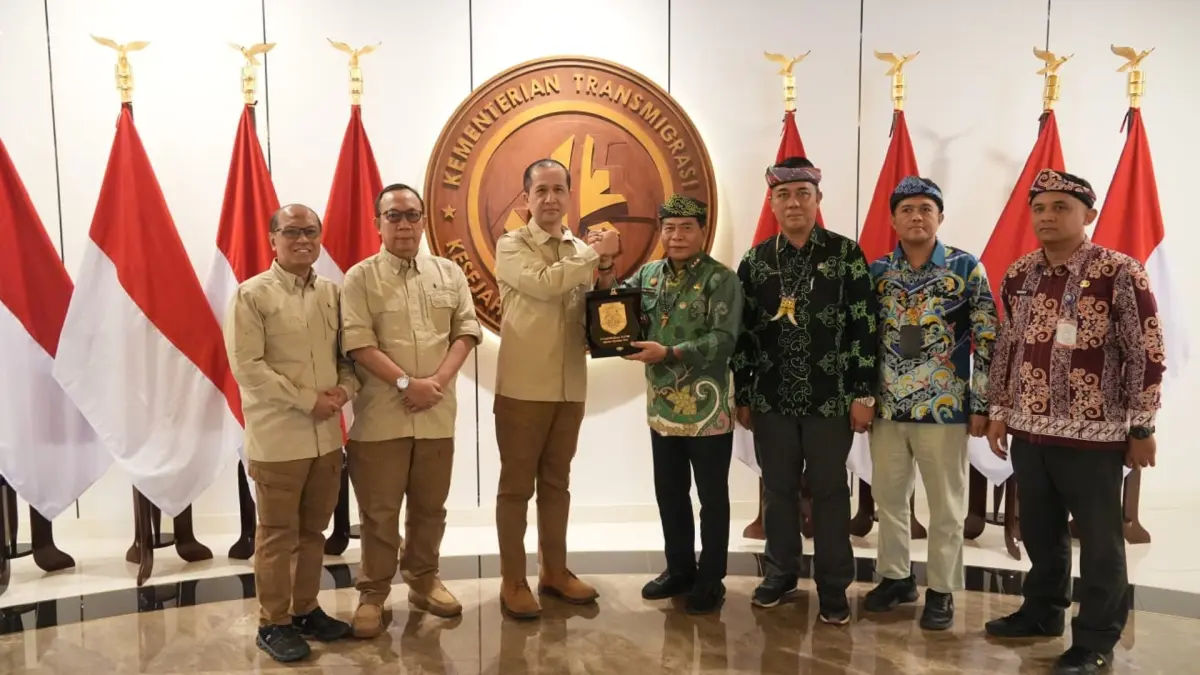 PENDIDIKAN: Gubernur Kaltara Zainal A. Paliwang, bertemu Menteri Transmigrasi Republik Indonesia Muhammad Iftitah Sulaiman Suryanagara bahas program Sekolah Rakyat. (DKISP KALTARA)