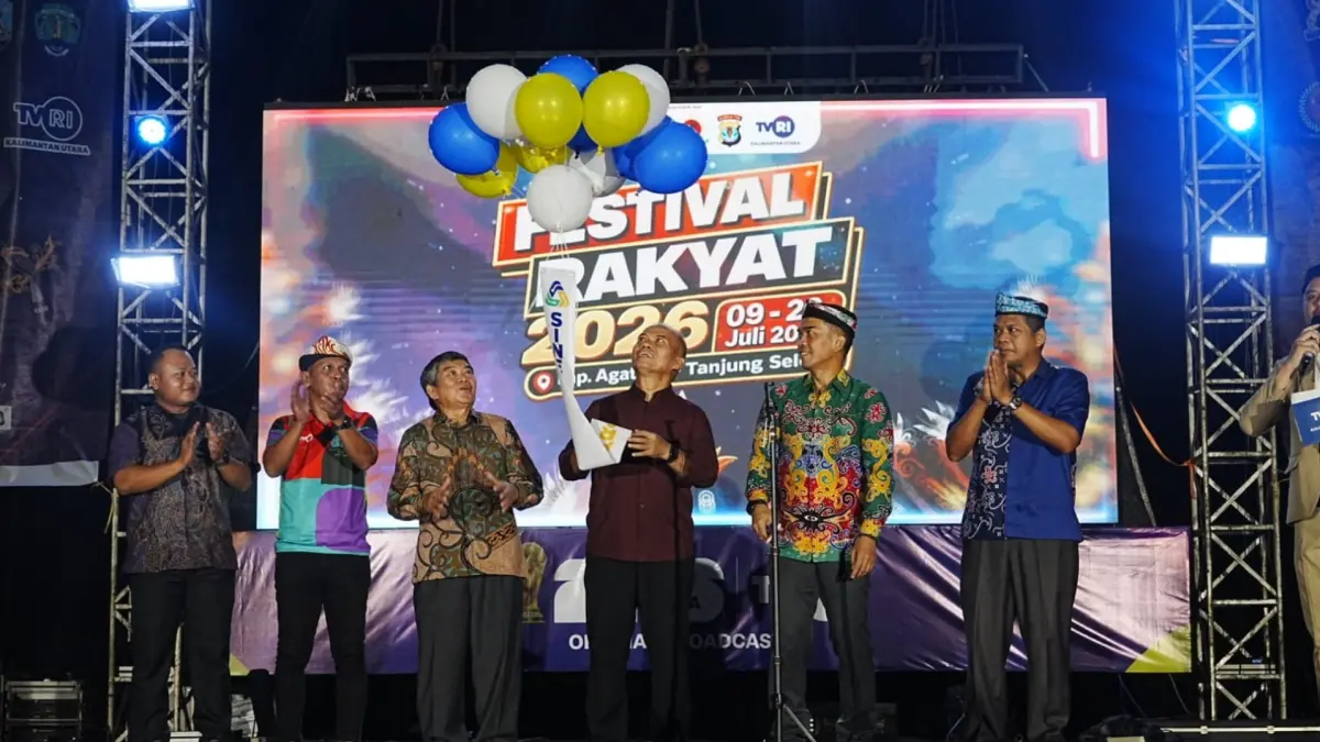 SINERGI KALTARA: Sekprov Kaltara, Denny Harianto menyapa dan berdialog langsung dengan para pelaku UMKM di area pameran Festival Rakyat 2026 di Lapangan Agatis, Tanjung Selor, Senin (20/7) malam. (DKISP KALTARA)