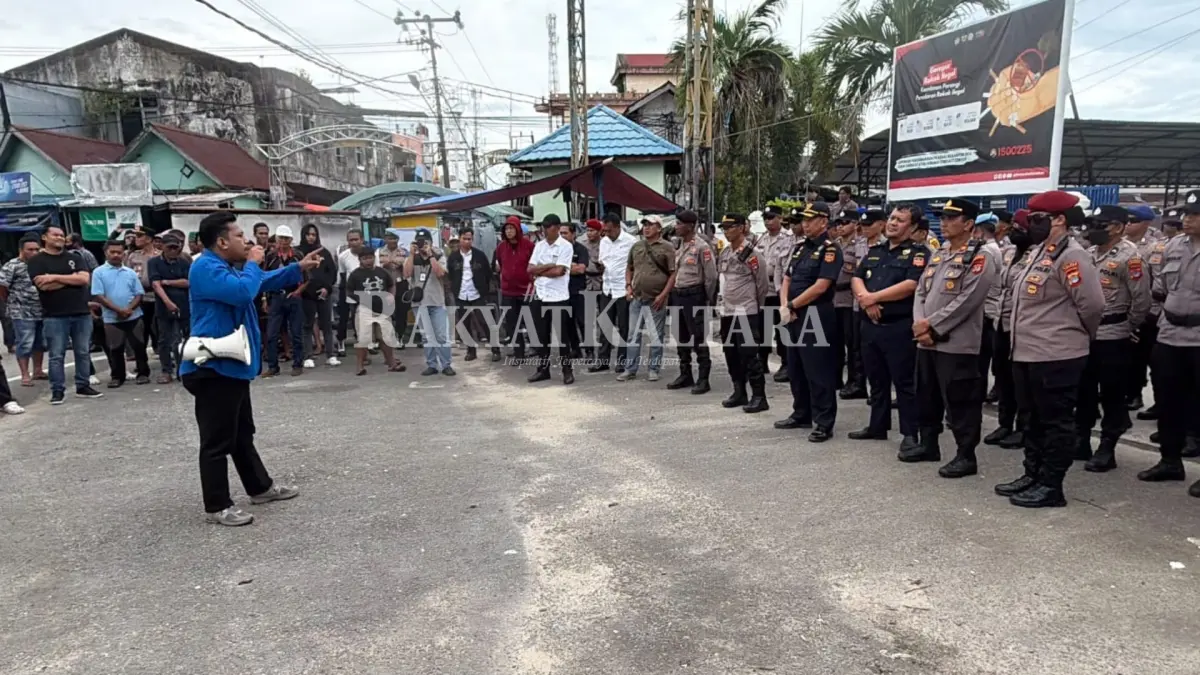 TUNTUT TRANSPARANSI: Perwakilan mahasiswa menuntut transparansi kinerja personel Bea Cukai Tarakan, Rabu (22/7). (SEPTIAN ASMADI/HRK)