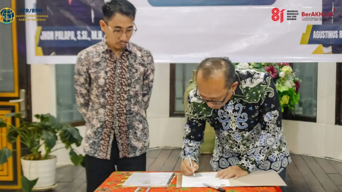 SERAH TERIMA JABATAN: Estafet kepemimpinan Kantor Pertanahan Kabupaten Berau resmi diserahkan dari Jhon Palapa kepada Agustinus Randa Sangka sebagai Kepala Kantah Berau definitif, guna memperkuat kinerja organisasi dan kualitas pelayanan masyarakat.
