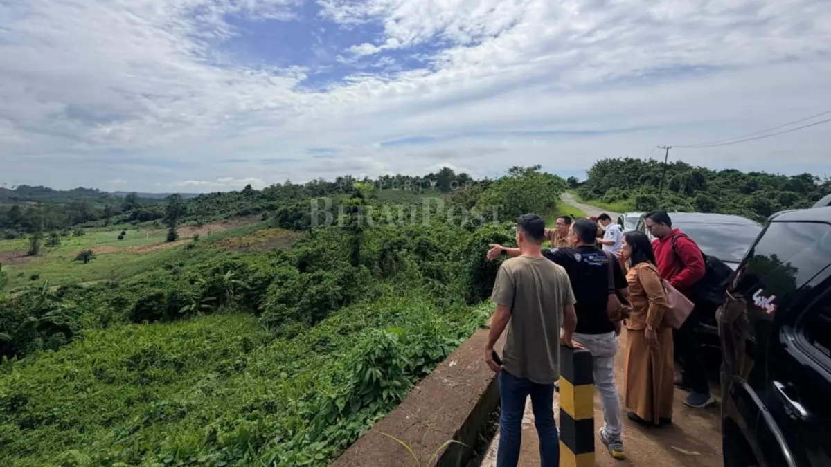 CEK LOKASI: Jajaran Dispora bersama IMI Berau, saat mengecek lokasi yang nantinya akan dijadikan lokasi pembangunan sirkut permanen, beberapa bulan lalu. (ARTA KUSUMA YUNANDA/BP)