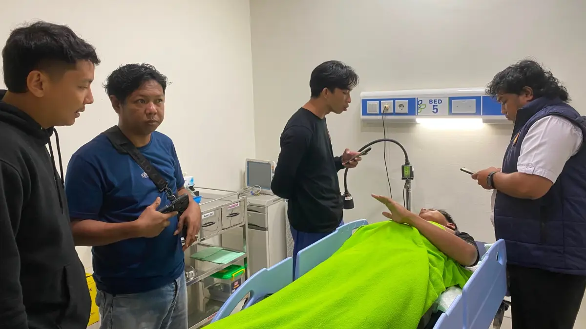 DIDUGA DIBEGAL: Korban saat di rawat di salah satu rumah sakit usai ditikam orang tak dikenal, Kamis (23/7). (POLRES TARAKAN UNTUK HRK)