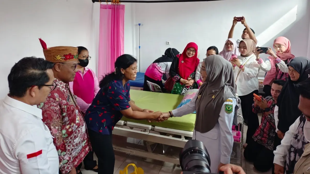 DITINJAU: Bupati Berau Sri Juniarsih Mas meninjau pelayanan pemasangan alat kontrasepsi di Puskesmas Tanjung Redeb dalam rangkaian Harganas tingkat Provinsi Kaltim. (IZZA/BP)