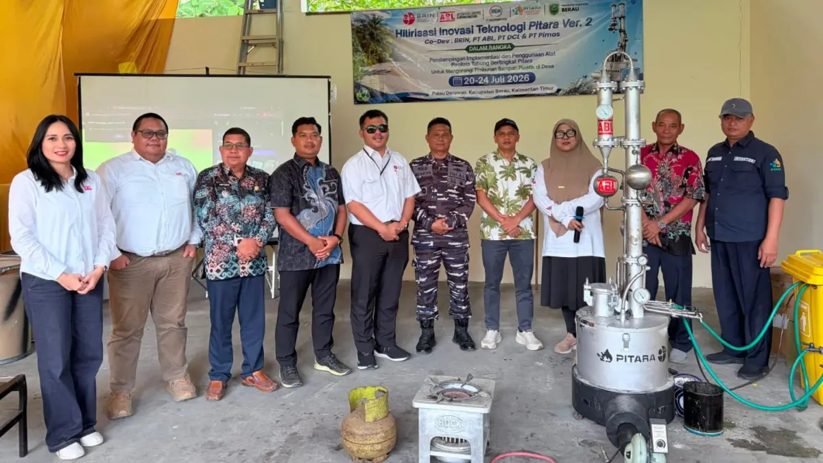 KELOLA SAMPAH PLASTIK: ABL Group bersama BRIN mengimplementasikan teknologi PITARA Ver. 2 di TPS3R Pulau Derawan untuk mengolah sampah plastik menjadi bahan bakar minyak. (PT ABL UNTUK BERAU POST)