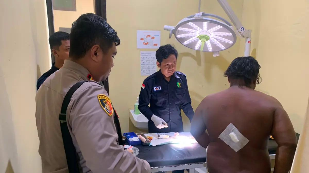PENANGANAN MEDIS: Korban didampingi polisi saat berada di RS Bhayangkara untuk dilakukan penanganan medis, Rabu (22/7). (POLRES TARAKAN UNTUK HRK)