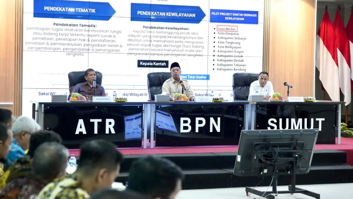 PENGARAHAN MENTERI ATR/BPN: Menteri ATR/Kepala BPN, Nusron Wahid, memberikan pengarahan kepada jajaran Kanwil BPN dan Kantah se-Sumatera Utara di Medan, menekankan pentingnya membangun budaya pelayanan yang transparan, terukur, dan berbasis sistem.