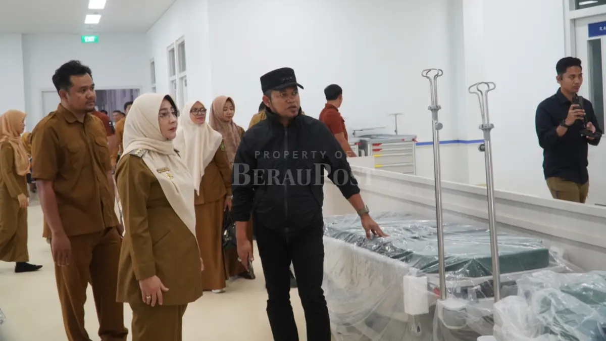 SIAPKAN OPERASIONAL: Gubernur Kaltim Rudy Mas’ud didampingi Bupati Berau Sri Juniarsih, meninjau gedung RSUD Tanjung Redeb kemarin (23/7). (IZZA/BP)