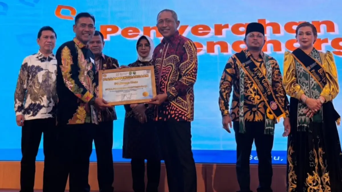 TERIMA PENGHARGAAN: Perwakilan manajemen PT Berau Coal saat menerima penghargaan PTA Genting dari Gubernur Kaltim dan BKKBN Perwakilan Kaltim, Kamis (23/7) di Ballroom SM Tower. (SENO/BP)