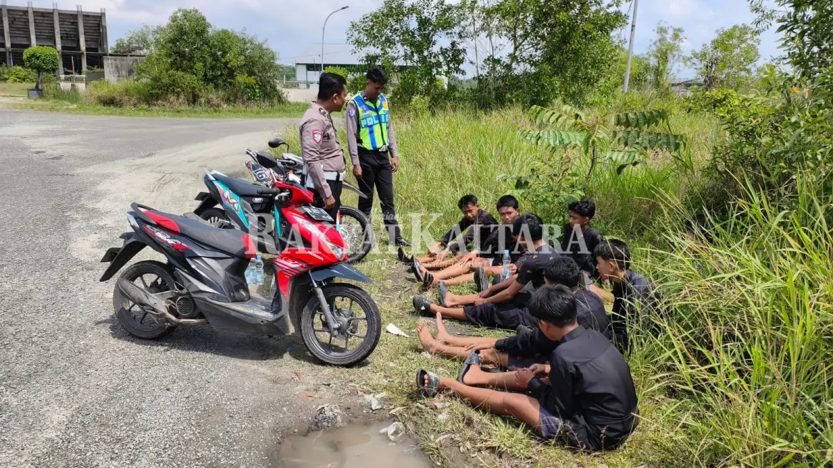 BALAP LIAR: Beberapa remaja diamankan polisi saat diduga melakukan balap liar di sekitar Islamic Center, Jumat (24/7). (SEPTIAN ASMADI/HRK)