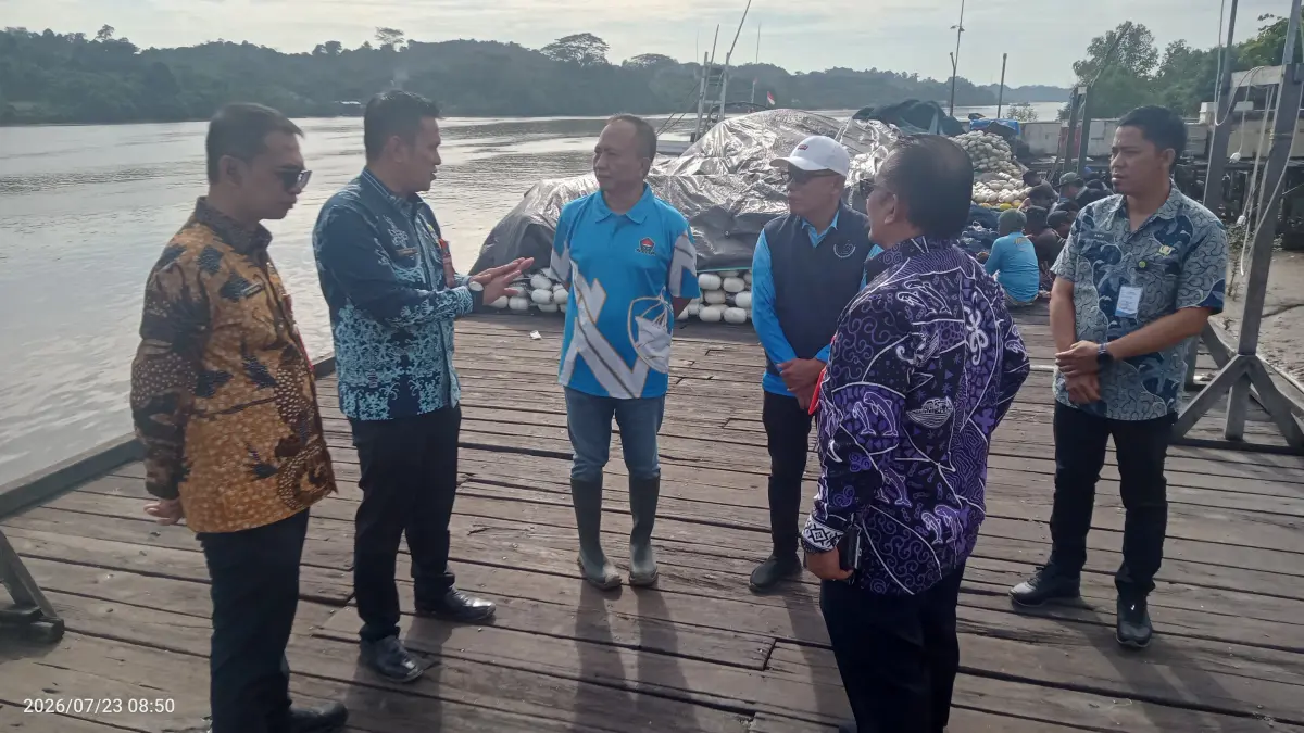 DITINJAU: Kepala DKP Kaltim Irhan Hukmaidy bersama jajaran OPD Pemprov Kaltim melihat kondisi tempat labuh di TPI Sambaliung beberapa waktu lalu. (SENO/BP)